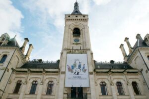 Affiche Festival International de la Bande Dessinée d'Angoulême sur la Mairie d’Angoulême 